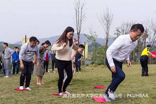 参与活动的校友拓展游戏