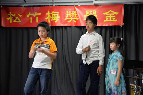 小朋友表演魔方复原