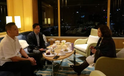 鼎益丰总裁马小秋在会见北大马来西亚校友会赖贞瑝会长（左一）、校友会财政熊傅羽先生（左二）