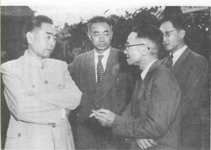 照片5：自右起为马大猷，梁思成和孟昭英。这是1956年他们参加我国12年科学规划大会期间和周总理合影。马曾是北大工学院院长兼电机系主任。孟于1952年在清华创建了我国第一个无线工程系。我曾听过二位老师的讲课。他俩和梁老师于当年院系调整时都极力反对理工分家。1957年孟被错划成右派，马则弃官从学，改攻声学，创建我国第一个声学实验室（引自《清华名师风采》p.650）