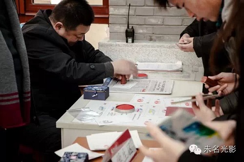 在明信片上加盖纪念戳