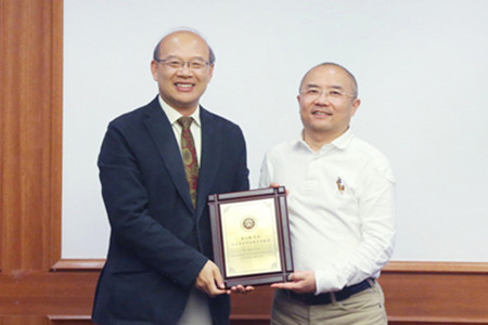 王恩哥向唐立新授予“北京大学杰出教育贡献奖”