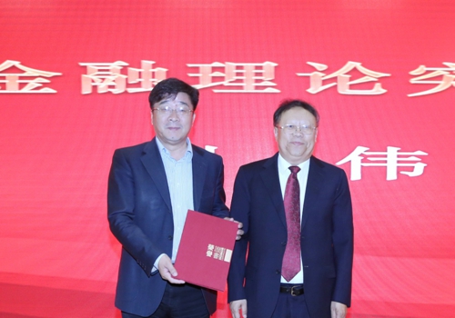 经济与金融理论突出贡献奖刘伟与曹凤岐教授合影 