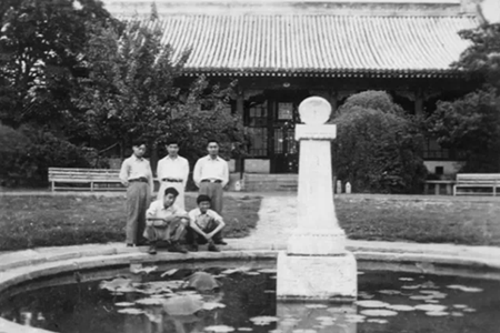 于敏（后排左一）和同学们在理学院荷花池，后排左二为赵凯华