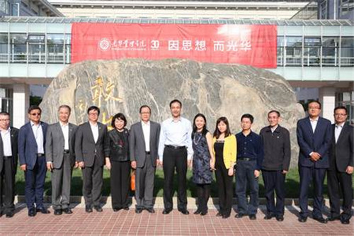 朱立伦与部分师生代表合影