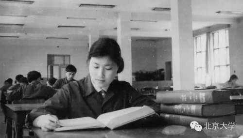 1980年77级新闻的沈亚平在北大图书馆