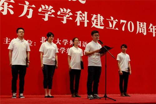 来自外国语学院的同学们表演诗朗诵 