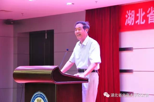 校友代表、湖北大学心理学教授、博士生导师严梅福分享生活工作经验