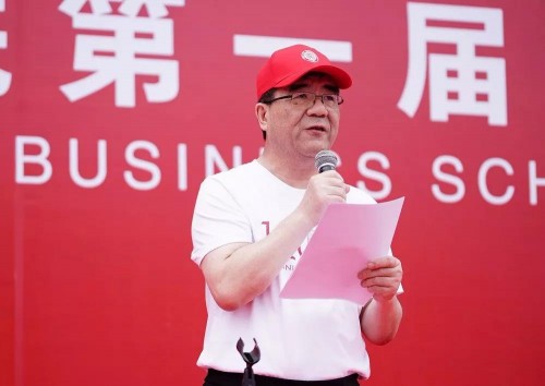 ▵海闻院长为北大汇丰商学院第一届运动会致开幕词