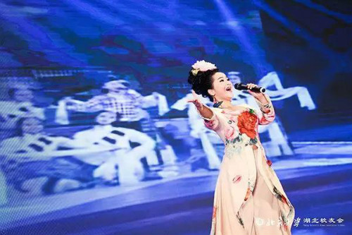 图说：曾子洳演唱《青藏高原》