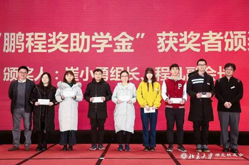 图说：崔晓勇组长和校友会副会长程凡为朱尧峥等获奖同学颁发奖金
