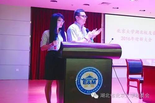 活动主持人杨绍银（右）和阮媛（左）