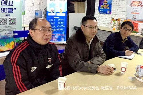 图说：北大湖北校友会会长刘萌（中）和秘书长彭生鹏（左） 