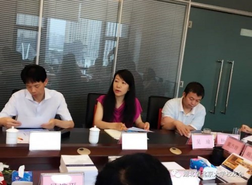 图说：朱华颖汇报“未名诗社”揭牌仪式方案