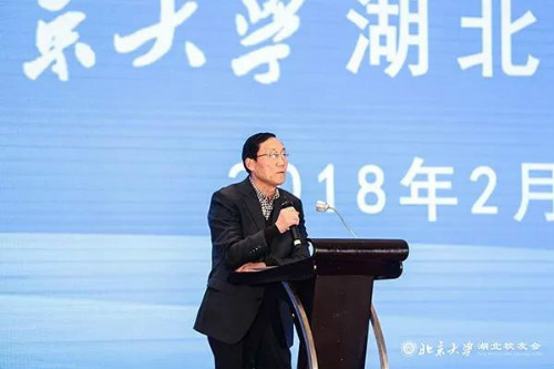 图说：北大湖北校友会副会长吴淮萍主持会议