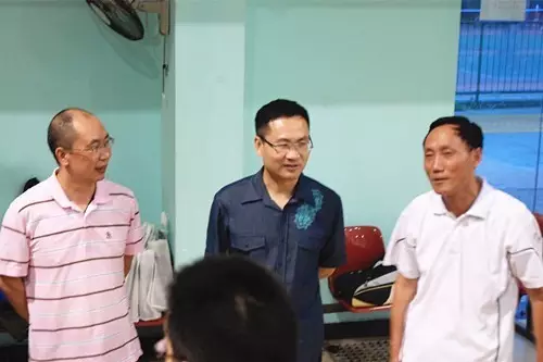 北大湖北校友会会长刘萌（中）与副会长兼秘书长彭生鹏（左）、副会长吴淮平（右）