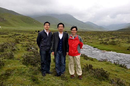 倪晋仁和学生外出考察河流