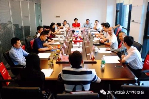 图说：会议中会长们正在讨论工作