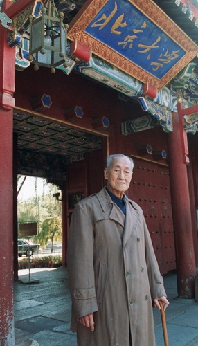 文革中的陈岱孙与冯友兰，摄于1973年