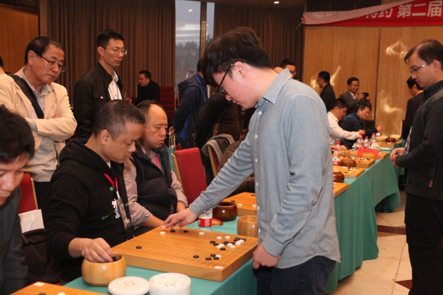 E:\我的坚果云\other\围棋\第二届京华杯photo\江维杰下指导棋.JPG