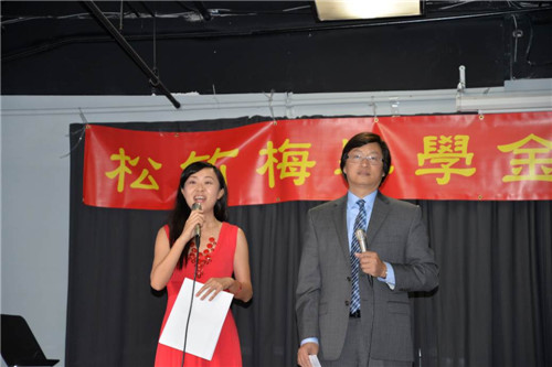 活动主持人徐蕾和王竞华教授