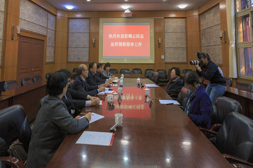 彭珮云听取学校情况介绍