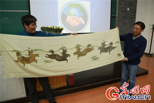 吴雨初向北京大学考古文博学院赠送牦牛哈达（右为学院院长杭侃教授）