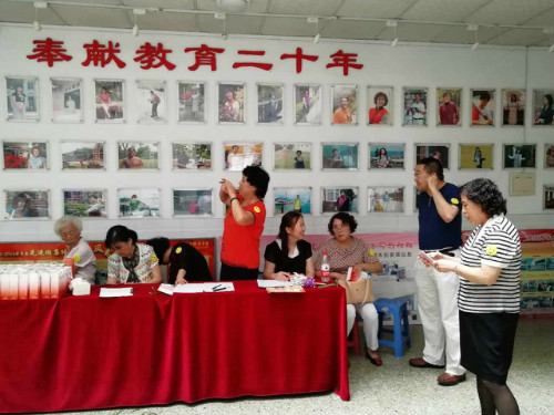 志愿者们在为大家服务