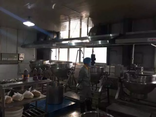 与会人员参观现代中央厨房