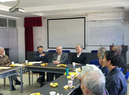 老师们与老学生们座谈话旧