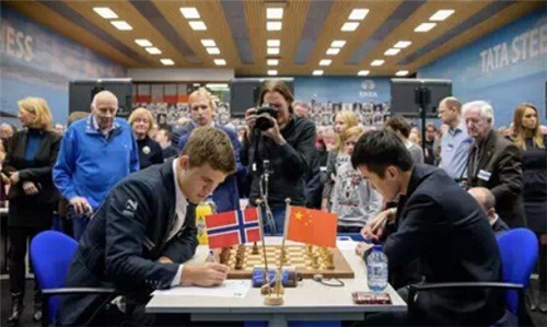 丁立人（右）在比赛中战平世界棋王、赛事冠军卡尔森（左）