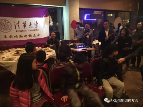 小朋友们玩抢椅子的游戏