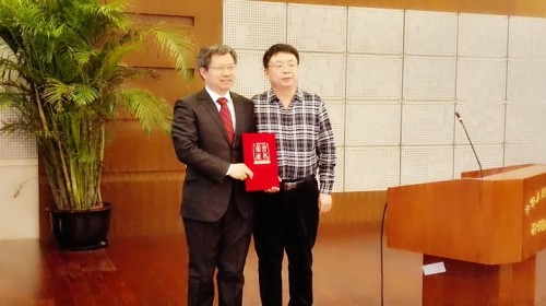 吴学兵教授与解读专家合影 