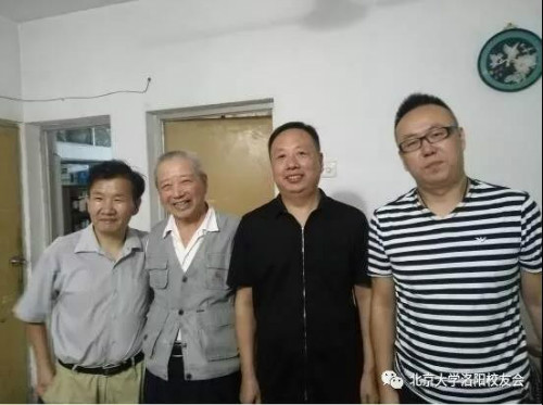 任光跃校友和校友合影