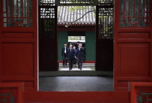 来到北大国家发展研究院  图片来源：中国政府网
