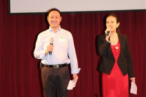 主持人郭鸽、刘小岩校友