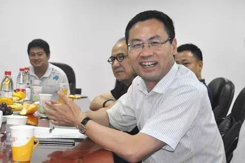 图说：北大湖北校友会会长刘萌讲话