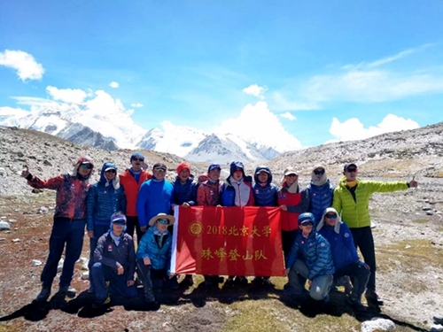 北大登山队登顶前合影