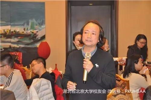 图说：北大湖南校友会会长邓映如宴会发言