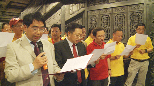 工学院院长张东晓教授和院友们合唱歌曲