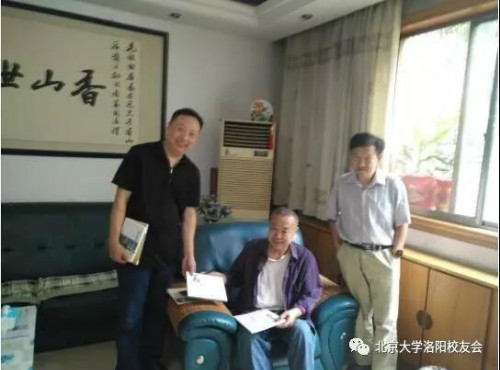  白高来校友赠书题字  
