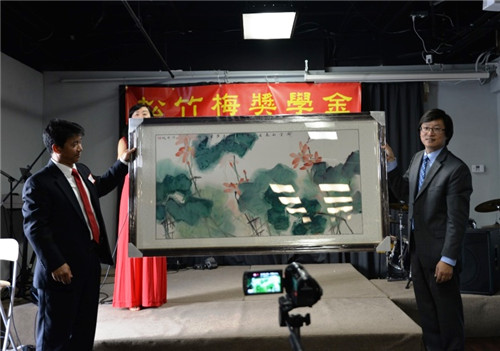 现场拍卖著名彩墨艺术家翰墨教授为“松竹梅”所作的《满堂和气图》