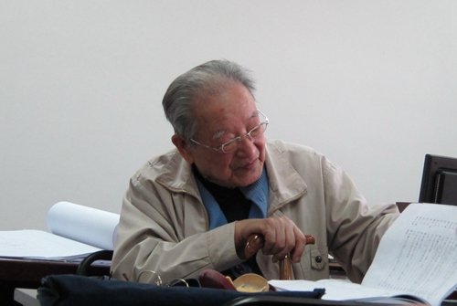 宿白先生在龙门石窟擂鼓台考古报告修订会上（2010年10月15日）