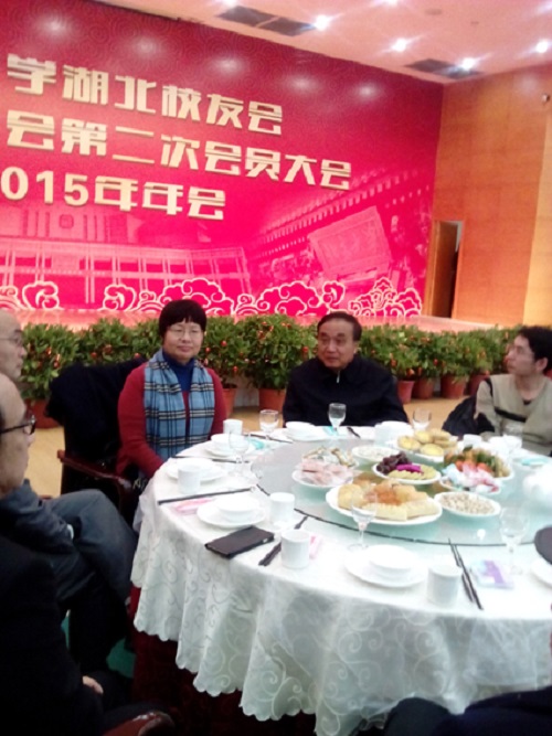 黄雍为众校友准备了丰盛的“家宴”。左起：黄雍、吕忠梅、程康彦。