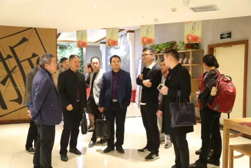 与会人员参观宴秋