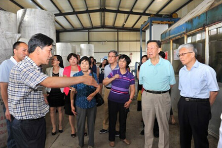郝斌、李安模在忻州市山西四方恒泰防水材料有限公司考察