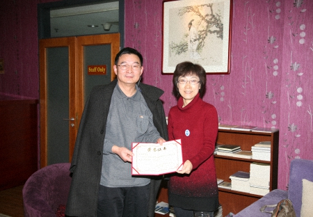 李寒梅书记向陈才民院友颁发“院友沙龙主讲人”荣誉证书