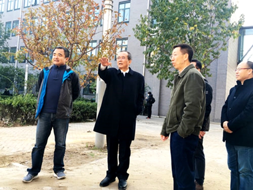 林建华校长察看“双创中心”建设情况