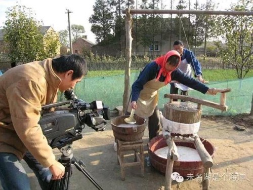 拍摄何首乌的“磨浆”环节