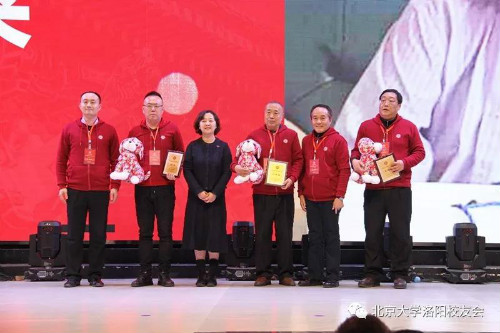 张向英常务副秘书长给获得母校奖励的优秀校友白高来、 优秀校友工作者史新伟、校友工作贡献奖郭杰颁奖
